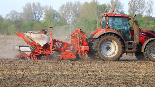 Volmer Engineering Tiefenlockerer vor Kuhn Kreiselegge mit Maisdrille im Einsatz