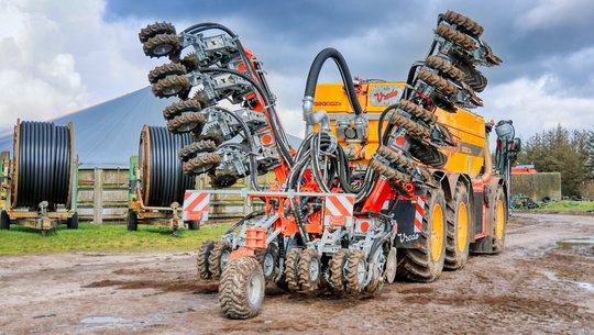 Volmer Engineering Lisier Strip Till Culex 9m Largeur de travail 12 rangs 75 cm Ecartement des rangs