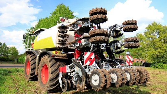 Volmer Engineering Gülle Strip Till Gerät Standard 8 reihig 75 cm Reihenabstand am Claas Xerion