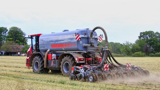 Volmer Engineering Gülle Strip Till Gerät Standard 8 reihig 75 cm Reihenabstand am Holmer