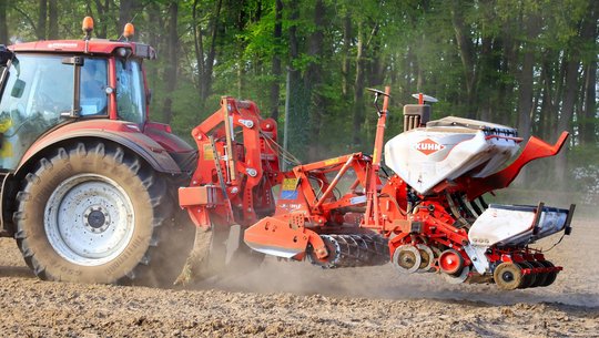 Volmer Engineering Tiefenlockerer vor Kuhn Kreiselegge mit Maisdrille