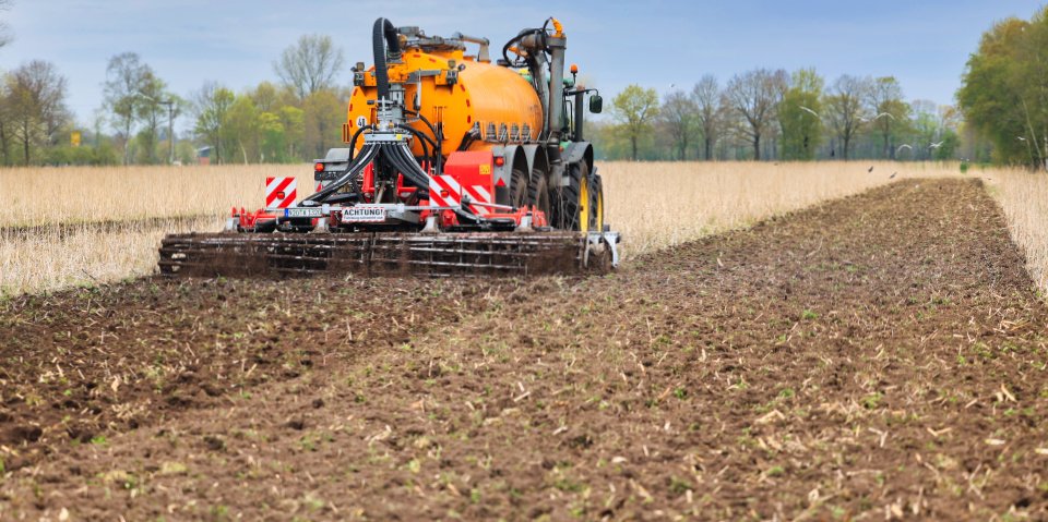 Volmer Engineering T-Rubber TRG Kurzscheibenegge bei der Bodenbearbeitung