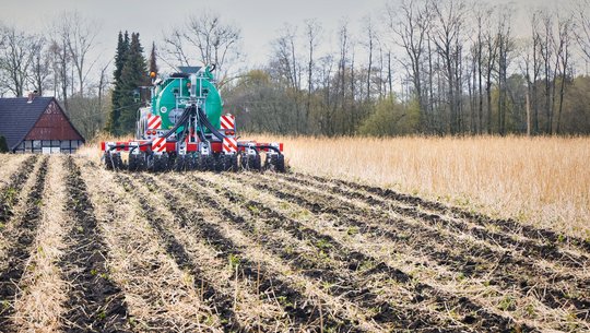 Gülle Strip Till Gerät Standard 8 reihig 75 cm Reihenabstand am Güllefass