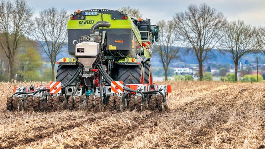 Xerion mit Strip Till Gerät und Schleuse